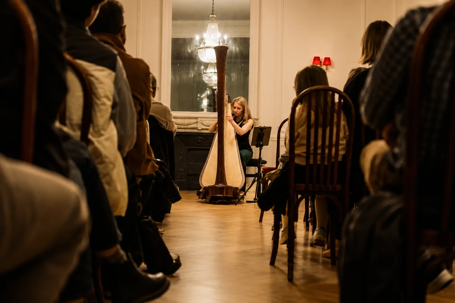 Trio en répétition — soprano, pianiste et violoncelliste dans un salon de l'Institut