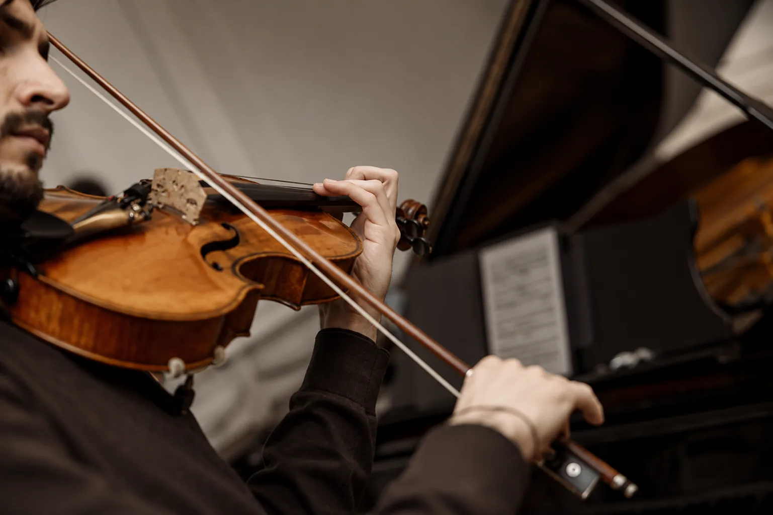 Soirée littéraire et musicale dans un salon de l'Institut, lecture accompagnée au piano