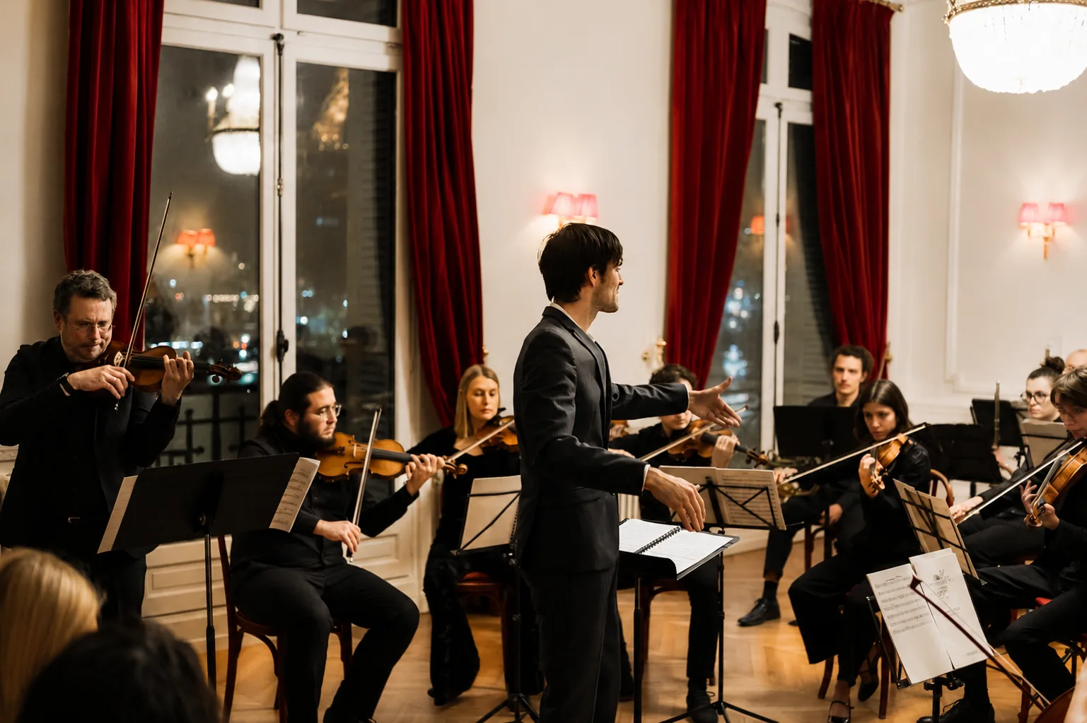 Salle de concert préparée — piano à queue, chaises et programmes avant la soirée