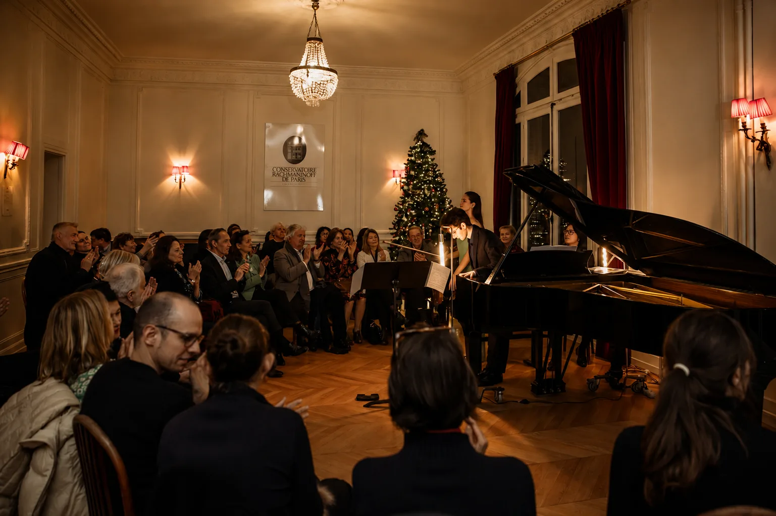 Salle Rachmaninoff lors d'un récital — pianiste, soliste et public dans un salon parisien