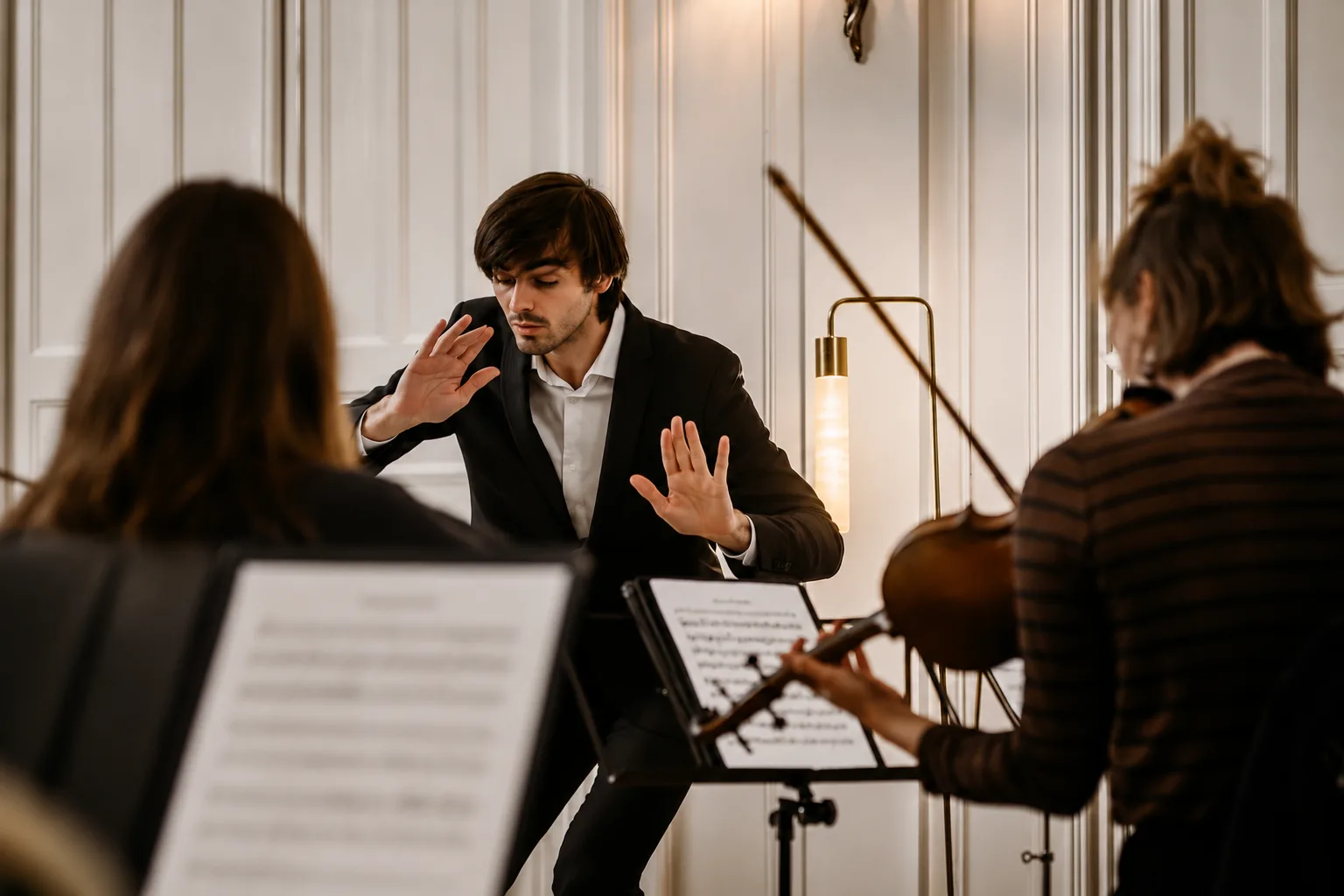 Cours d'interprétation au Conservatoire — un musicien guide deux instrumentistes en répétition