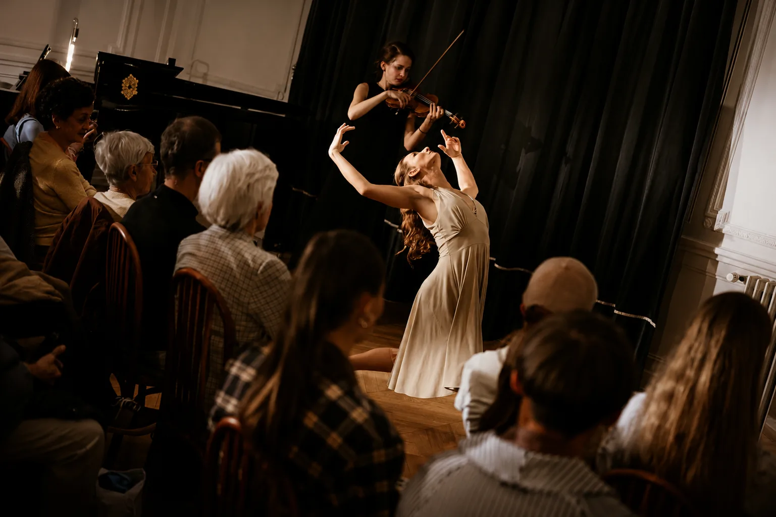 Duo danse et violon devant un public dans un salon du Conservatoire