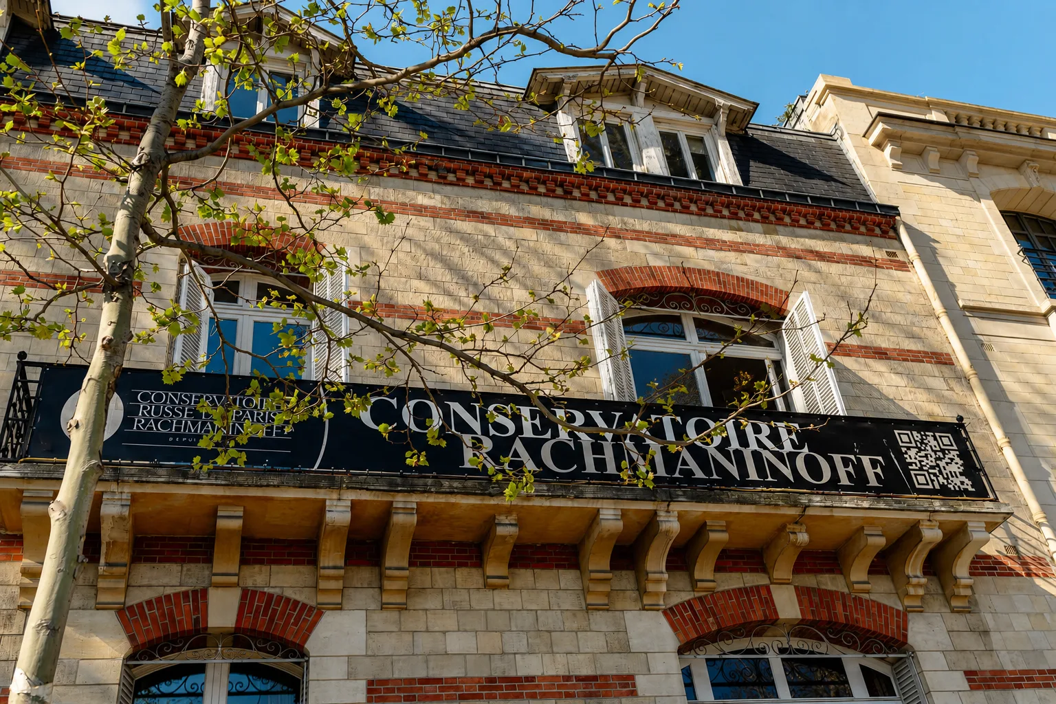 Façade du Conservatoire Rachmaninoff au 26 avenue de New York, vue depuis le trottoir