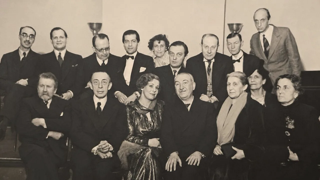 Photographie d'archive — Serge Rachmaninoff entouré des fondateurs et figures de l'Institut