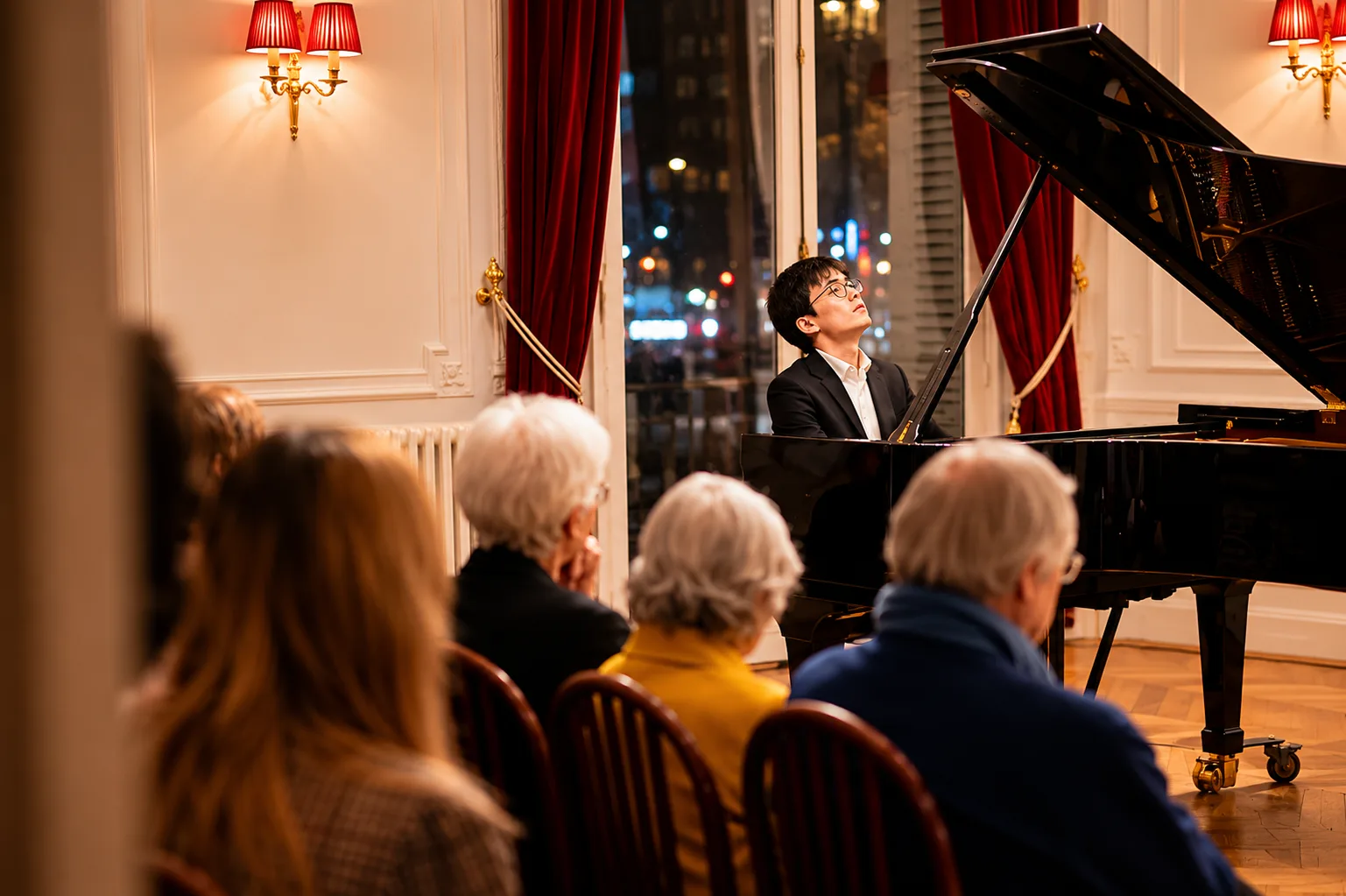 Récital au piano dans un salon de l'Institut, devant un public attentif