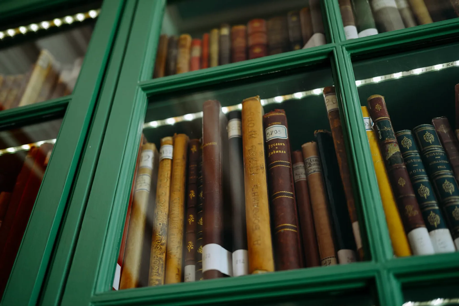 Archiviste consultant une partition ancienne dans la réserve de l'Institut