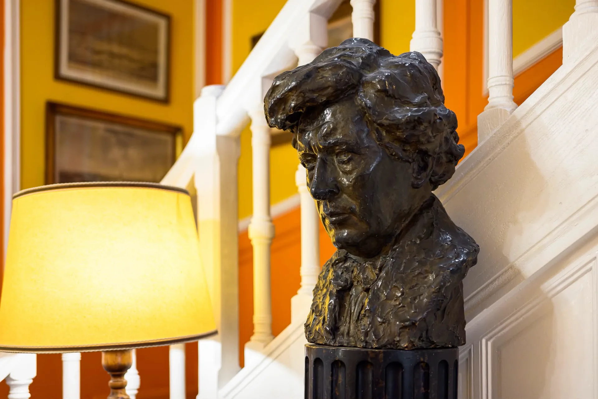 Salon-musée de l'Institut — buste, portrait, gravures et vitrine d'archives