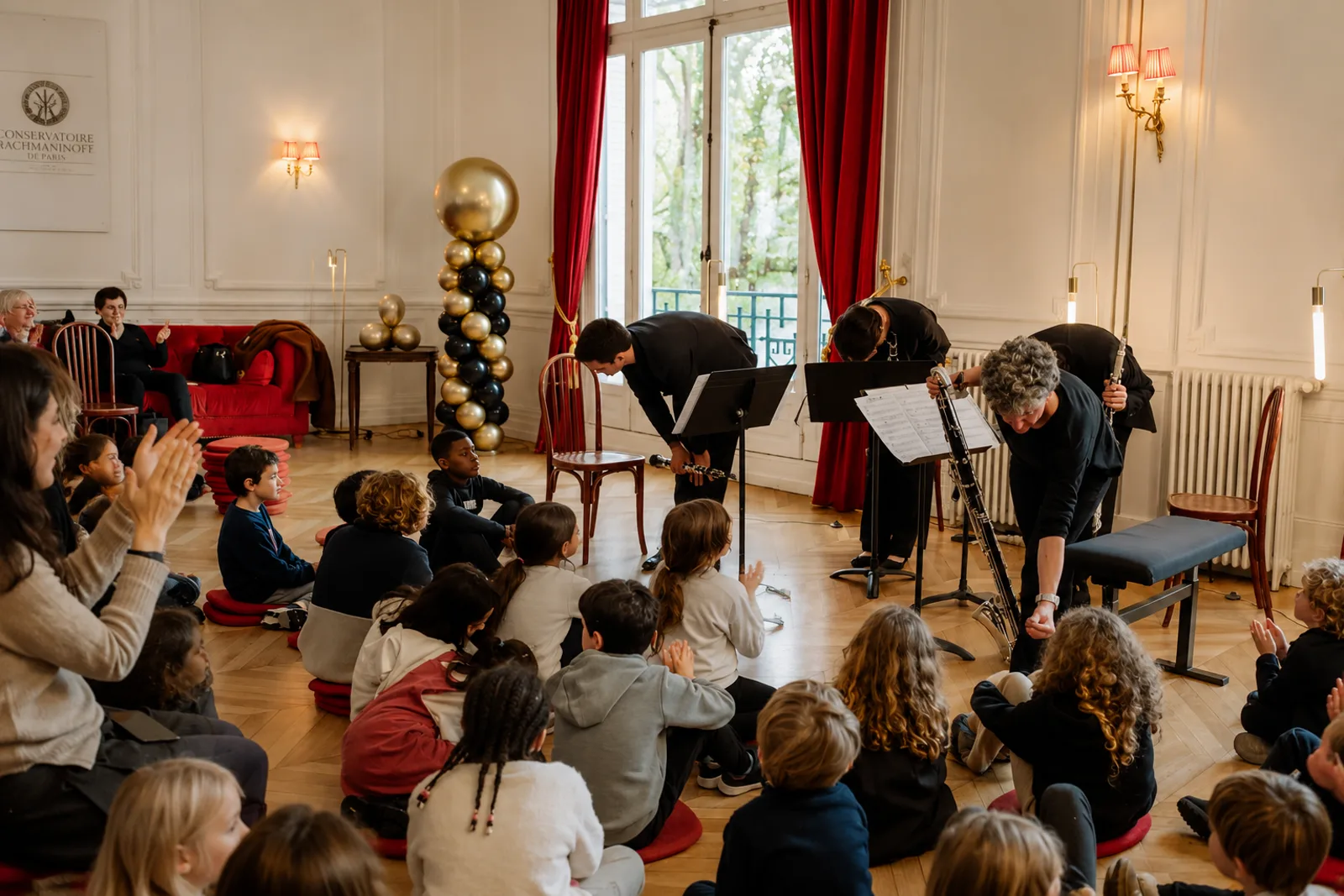 Concert pédagogique pour enfants dans un salon du Conservatoire Rachmaninoff