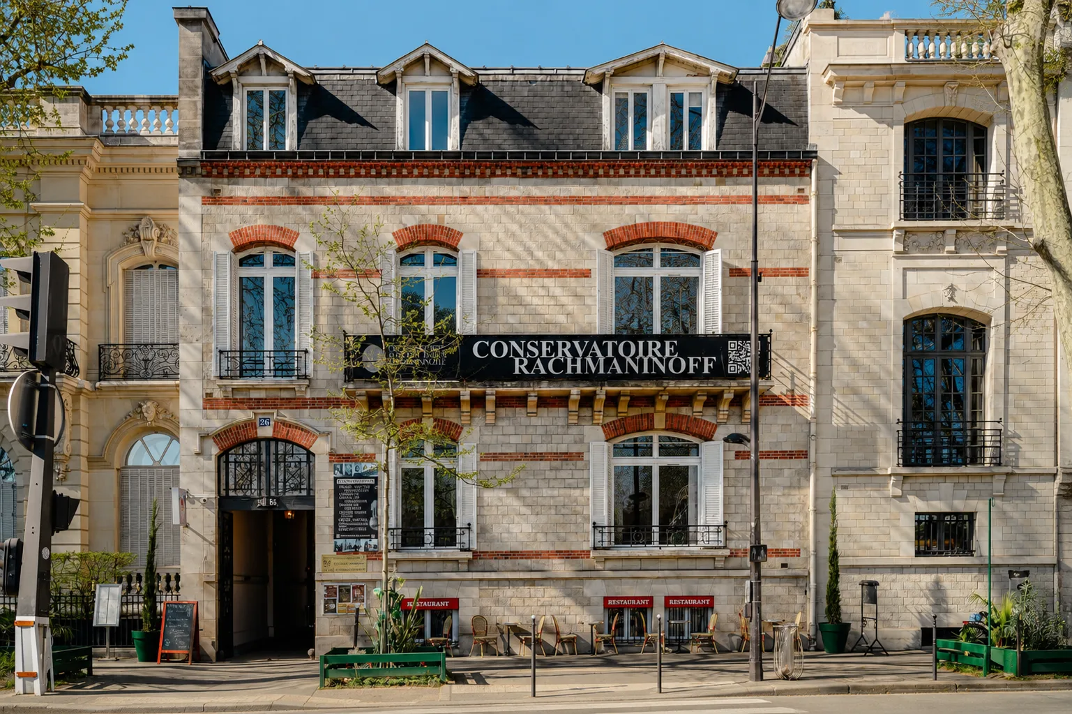 Façade de l'Institut Rachmaninoff sur l'avenue de New York, au printemps